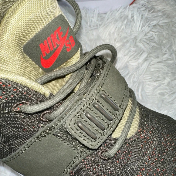 Nike SB TRAINERENDER Men's Size 10 Sneakers 616575-326 Khaki Olive Crimson Shoes - Picture 10 of 10